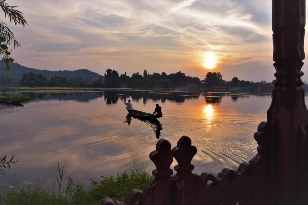 فندق Golden Flower Heritage Houseboat Nagin Bagh المظهر الخارجي الصورة