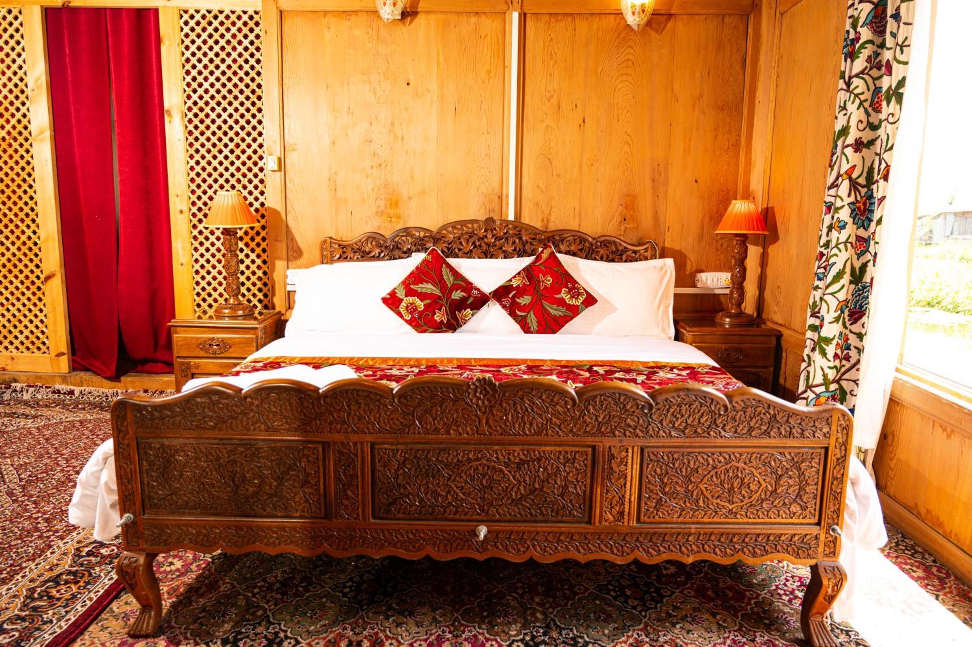 فندق Golden Flower Heritage Houseboat Nagin Bagh المظهر الخارجي الصورة